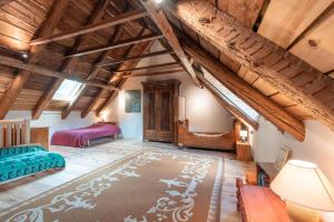 Habitación en el ático con 2 camas y alfombra grande en La Ketzerie à Adervielle, en Génos