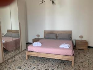 Un dormitorio con una cama con dos toallas encima. en S Istentu, en Sarule 24 fotos más
