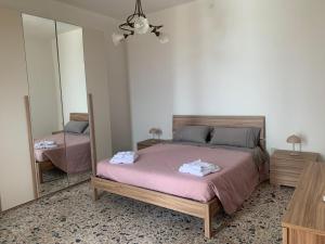 Un dormitorio con una cama grande y un espejo. en S Istentu, en Sarule