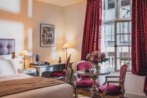 เตียงในห้องที่ Cour du Corbeau Hotel Strasbourg - MGallery Collection