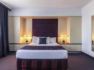 Giường trong phòng chung tại Mercure Albury +113 ảnh