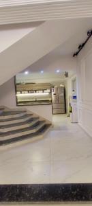 a staircase in a room with a refrigerator and a kitchen at دوبلكس مفروش فندقي in Madīnat ash Shurūq +9 photos