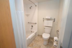 ソルトレイクシティにあるUniversity Guest House and Conference Centerのトイレ、浴槽、シャワー付きのバスルーム +12枚の写真
