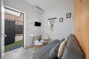 a living room with a couch and a sliding glass door at Casa Abuela Maria in Jerez de la Frontera