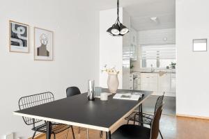 Un comedor con una mesa y sillas negras. en North Estate Vestregata - Central - Fantastic view, en Tromsø 6 fotos más