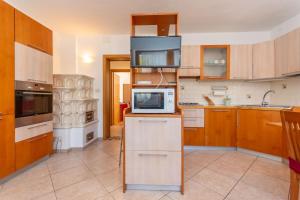 - une cuisine avec des placards en bois et un four micro-ondes dans l'établissement Casa Sangi, à Caviola 30 autres photos