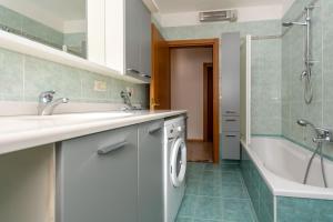 une salle de bain avec un lavabo et une machine à laver dans l'établissement Casa Sangi, à Caviola