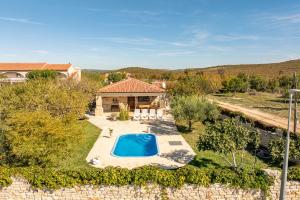 Πισίνα στο ή κοντά στο Villa Serena with pool