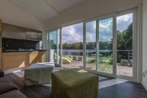 un salon avec une grande fenêtre avec vue dans l'établissement Lake Resort & SPA Experience, à Castel Volturno