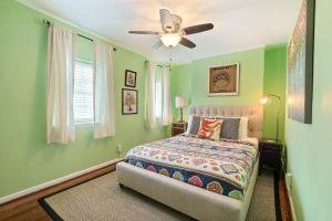 Schlafzimmer mit grünen Wänden und einem Bett mit Deckenventilator in der Unterkunft Coach`s Corner in Savannah + 35 Fotos