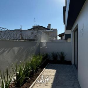 ein Gehweg vor einem Gebäude mit Pflanzen in der Unterkunft Pico da neblina in Farroupilha