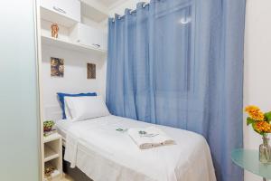 a bedroom with a bed and a blue curtain at Apartamento de 3 quartos - B31 - Santo André - SP in Santo André