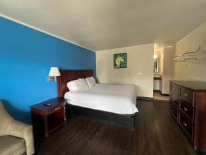 a hotel room with a bed and a couch at Capitol Inn by Belvilla Richmond Airport VA in Sandston