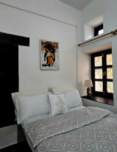 Postel nebo postele na pokoji v ubytování Heritage sunset stay by Dhyanasadan + 37 fotografií