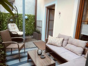 un patio avec un canapé, une table et une chaise dans l'établissement private parking,old town,52m2,terrace,no stairs, newly renovated,, à Ingolstadt
