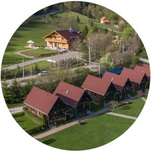 un groupe de maisons aux toits rouges en cercle dans l'établissement Irgó kulcsosházak, à Izvoare