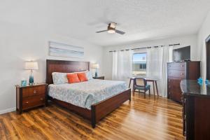 Un dormitorio con una cama, una mesa y un escritorio. en Win-San A213, en Chicken Island 18 fotos más