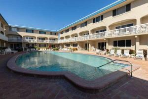 una gran piscina frente a un hotel en Win-San A213, en Chicken Island