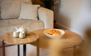 una mesa de café con un tazón de comida. en Le Loft - Place Flore - Besançon, en Besançon 3 fotos más