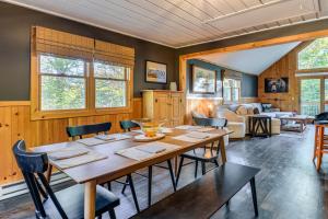 ein Esszimmer mit Tisch und Stühlen in der Unterkunft Hike, Ski and Relax Renovated Retreat in Wilmington in Wilmington