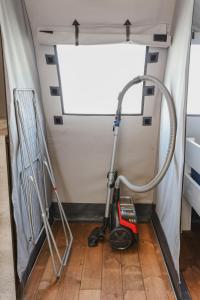 un aspirapolvere in una stanza con una tenda di Paarden lodge a Hoogersmilde