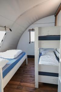 due letti a castello in una stanza con mansarda di Paarden lodge a Hoogersmilde