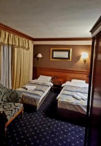 Un pat sau paturi într-o cameră la HOTELS ELSA