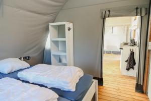 una camera con 2 letti e un armadio di Paarden lodge a Hoogersmilde