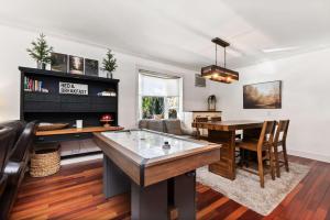 Una sala de estar con una mesa y un comedor. en Snowcreek Suite - Fir, en Leavenworth