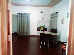 Habitación con mesa y sillas. en The Superson Canel Resort, en Udawalawe