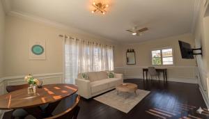 una sala de estar con un sofá y una mesa en La Casa Hotel, en Fort Lauderdale