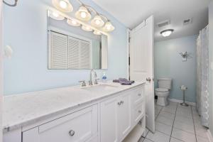 Un baño blanco con lavabo e inodoro. en Pet Friendly, 3Br 2Ba Bungalow next to Beach, en Myrtle Beach 25 fotos más