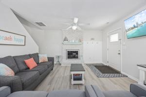 Una sala de estar con un sofá y una chimenea. en Pet Friendly, 3Br 2Ba Bungalow next to Beach, en Myrtle Beach