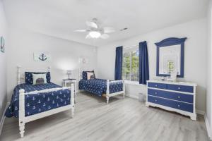 1 dormitorio con 2 camas, tocador y espejo en Pet Friendly, 3Br 2Ba Bungalow next to Beach, en Myrtle Beach