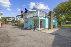 una casa con dos banderas encima en Pet Friendly, 3Br 2Ba Bungalow next to Beach, en Myrtle Beach