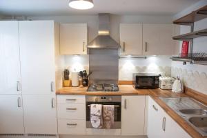 Η κουζίνα ή μικρή κουζίνα στο Bankside Stays Sleeps 8