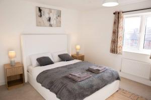 Un dormitorio con una cama con dos almohadas encima. en Bankside Stays Sleeps 8, en Banbury 34 fotos más