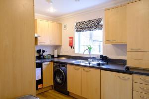 スウィンドンにあるHaydon Stays Swindon 5bed Sleeps 9のキッチン(洗濯機、シンク付) +36枚の写真
