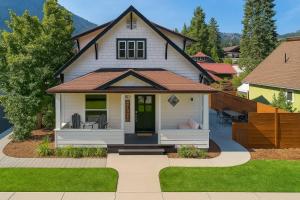 una pequeña casa blanca con una puerta verde en Snowcreek Suite - Fir, en Leavenworth