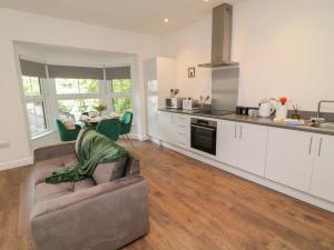 un salon avec un canapé et une cuisine dans l'établissement Three, à Peterborough 4 autres photos