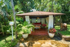 Сад в Ornella House Resort: Spacious 5-Bed Villa in Tropical Malindi