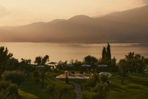 un complejo con vistas a un lago y a las montañas en Cape of Senses, en Torri del Benaco