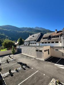 un parcheggio di fronte a un edificio di Appartements Prestiges I Draps&ménage inclus I parking privé a Saint-Lary-Soulan