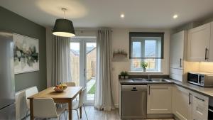 eine Küche mit Tisch und ein Esszimmer in der Unterkunft Newcastle Great Park 4BR Home, Sleeps 8 