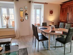 ディナンにあるLes appartements du Marchéのテーブルと椅子のあるダイニングルーム