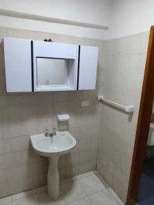 bagno con lavandino bianco e armadio di Alta vista Suite a Ciudad Guayana Altre 7 foto