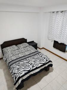 una camera con letto zebrato; di Alta vista Suite a Ciudad Guayana