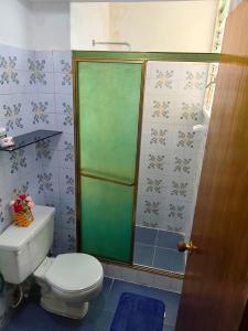 un bagno con doccia e WC di Alta vista Suite a Ciudad Guayana