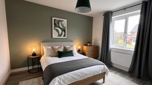 ein Schlafzimmer mit großem Bett und Fenster in der Unterkunft Newcastle Great Park 4BR Home, Sleeps 8 