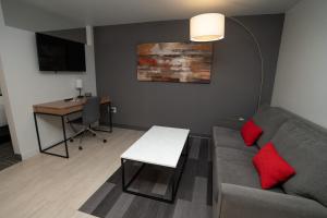 ソルトレイクシティにあるUniversity Guest House and Conference Centerのリビングルーム(ソファ、テーブル、デスク付)